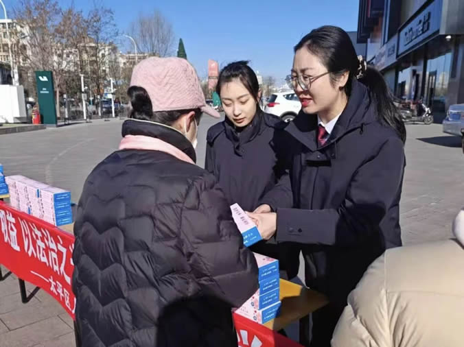 1广场普法“零距离” 检护“她”权暖人心——太平区检察院联合妇联走进顺吉广场开展法治宣传.jpg