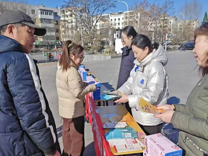 2广场普法“零距离” 检护“她”权暖人心——太平区检察院联合妇联走进顺吉广场开展法治宣传.jpg